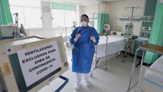 Una enfermera en el pabellón de aislamiento del Hospital General Adolfo López Mateos, de México