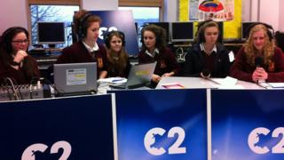 Mae meithrin perthynas gyda'r ysgolion ar wasanaeth C2 yn un o'r ffyrdd y mae Radio Cymru yn ceisio denu gwrandawyr ifanc