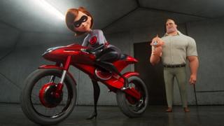 Una escena de "Los Increíbles 2" que muestra a la madre, Elastigirl, saliendo en su moto mientras su esposo, Mr. Increíble, carga al hijo menor de ambos.