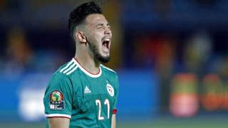 Le défenseur algérien Ramy Bensebaini fait la fête après avoir marqué aux tirs au but.