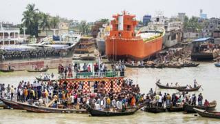 Uma operação de resgate após um barco afundar no rio Buriganga em Dhaka, Bangladesh, em 29 de junho de 2020.