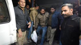 छापेमारी के दौरान एनआईए के कर्मचारी