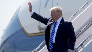 Дональд Трамп машет рукой из ВВС-1 по прибытии в аэропорт Гротон-Нью-Лондон в Гротоне, штат Коннектикут (17 мая 2017 года)