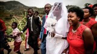 Un cortège de mariage à l'extérieur de Ruhengeri, au Rwanda.