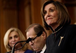 Chủ tịch Hạ viện Nancy Pelosi (phải) tươi cười trong ngày Hạ viện bỏ phiếu luận tội ông Trump
