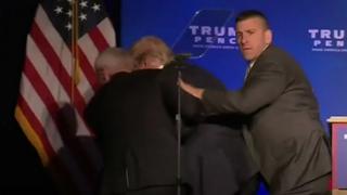 Дональд Трамп и сотрудники охраны