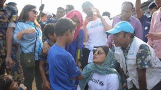 Priyanka Chopra ta na magana da wani dan gudun hijra