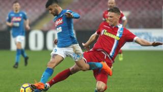 Lorenzo Insigne de Naples aux prises avec Bartosz Salamon de la Spal.