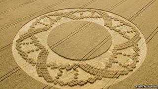 Display marks 25 years of crop circles study - BBC News Famous Crop Circle