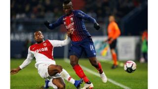 Casimir Ninga joue contre Ronael Pierrre-Gabriel, lors d'une rencontre entre Caen et l'AS Monaco, le 24 novembre 2018.