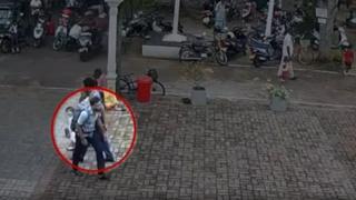 সিসিটিভি ফুটেজে দেখা যাচ্ছে একজন সন্দেহভাজন হামলাকারী পিঠে বিস্ফোরক নিয়ে গির্জায় ঢুকছে