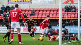 Swindon v Casnewydd