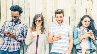 Jóvenes con celulares
