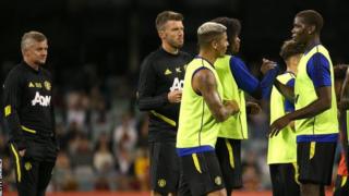 Solskjaer (kushoto) alijasiliwa kwa mkataba wa kudumu mnamo mwezi Machi na kumrithi Mournho kama kaimu mkufunzi