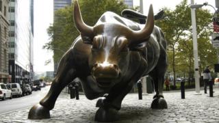 Imagem mostra escultura de touro simbolizando o poder da bolsa de valores de Nova York