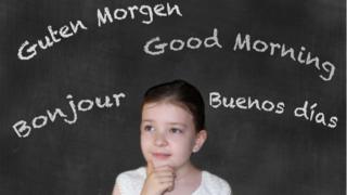 Menina ao lado da frase "bom dia" dita em diferentes idiomas