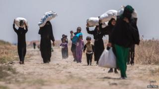 Syrian residents flee Maskana town in the Aleppo countryside and make their way towards the Turkish border on 16 June 2015