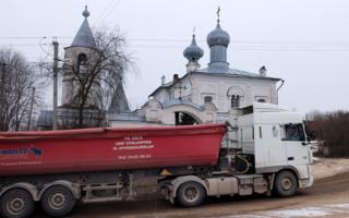 Грузовик у церкви
