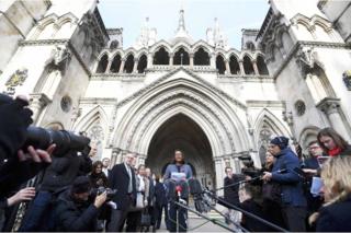 Gina Miller, quien presentó el caso ante la Corte Suprema, habla con la prensa.