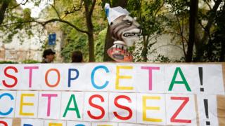 Valon bölgesinde yapılan protestoda açılan pankartta "CETA'yı durdurun, yeter" yazıyor.