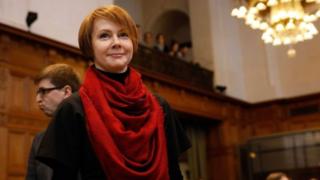 "Бүгүн мен дүйнөлүк соттун алдында турам жана сиздерден коргоону өтүнөм»,-деп баштады өз сөзүн украиналык делегациянын жетектеп келген Елена Зеркаль.