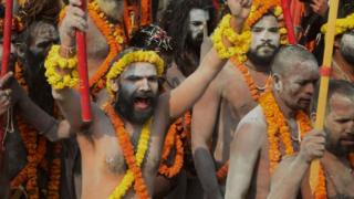 Aghoris indo em uma procissão