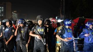 বিস্ফোরণের পর র্যাবের সদস্যরা জায়গাটি ঘিরে রেখেছেন