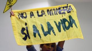 Manifestante contra la minería en El Salvador