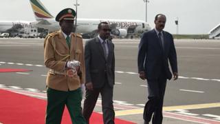 ቀዳማይ ሚኒስትር ኣብይ ኣሕመድን፡ ፕረዚደንት ኢሳይያስ ኣፈወርቂን፡ ኣብ መዕርፎ ነፈርቲ ቦሌ ከተማ ኣዲስ ኣበባ