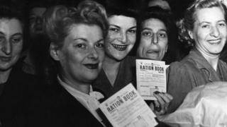 Britânicas com cartões de racionamento de comida no pós-guerra