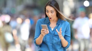 Mujer con celular
