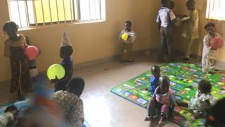 Awọn ọmọ orukan ninu yara kan ninu ile wọn tuntun