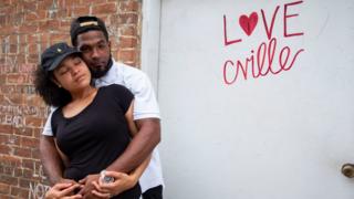 Una pareja posa en el lugar donde tuvo lugar el atropello mortal en Charlottesville hace un año.