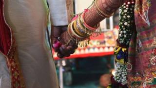 This picture taken on December 24, 2017 shows an Indian couple taking part in a mass wedding in Surat, some 270km from Ahmedabad