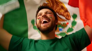 Hombre sosteniendo bandera