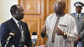 Les présidents ivoirien et burkinabè Alassane Ouattara et Roch Marc Christian Kaboré (de gauche à droite).