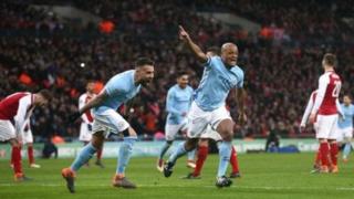 Vincent Kompany lokacin da ya ci Arsenal ta biyu