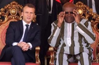 Le président français Emmanuel Macron, en visite dans la région, a rejoint son homologue burkinabé Roch Marc Kaboré pour l'inauguration de la centrale