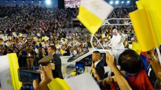 มีคริสต์ศาสนิกชนทั้งชาวไทยและชาวต่างประเทศเข้าร่วมจำนวนมาก