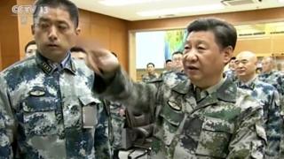 Си Цзиньпин в военной форме показывает на военный командный центр в Пекине, 21 апреля 2016 года