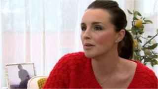 Mae Rachel Williams yn awyddus i helpu dioddefwyr trais yn y cartre
