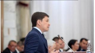 Жогорку Кеңеш Исаков башында турган өкмөттүн отчетун канаттандырарлык эмес деп таап, кызматтан кетирген