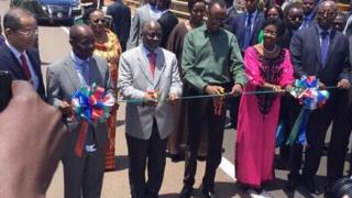 Perezida Magufuli na Perezida Kagame ku Rusumo
