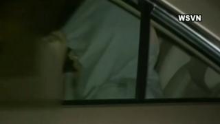 Noor Mateen se cubre con la capucha a la salida del departamento que compartía con Omar Mateen.