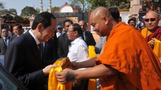 Chủ tịch Việt Nam Trần Đại Quang được các sư chủ trì đền Mahabodhi tiếp đón khi ông tới thăm Di sản Thế giới UNESCO này ở bang Bihar, Ấn Độ hôm 2/3/2018.
