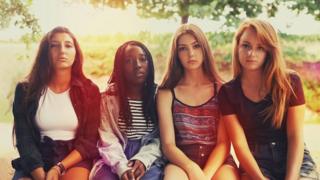 Cuatro mujeres adolescentes.