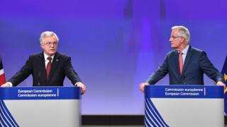 David Davies y Michel Barnier