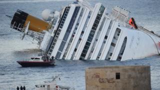 Costa Concordia gemisi denizde yan yatmış halde