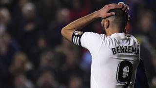 Karim Benzema en un partido de la Liga en España.