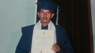 Juan Carlos Sánchez Latorre en su graduación. (Foto: Diario Versión Final)